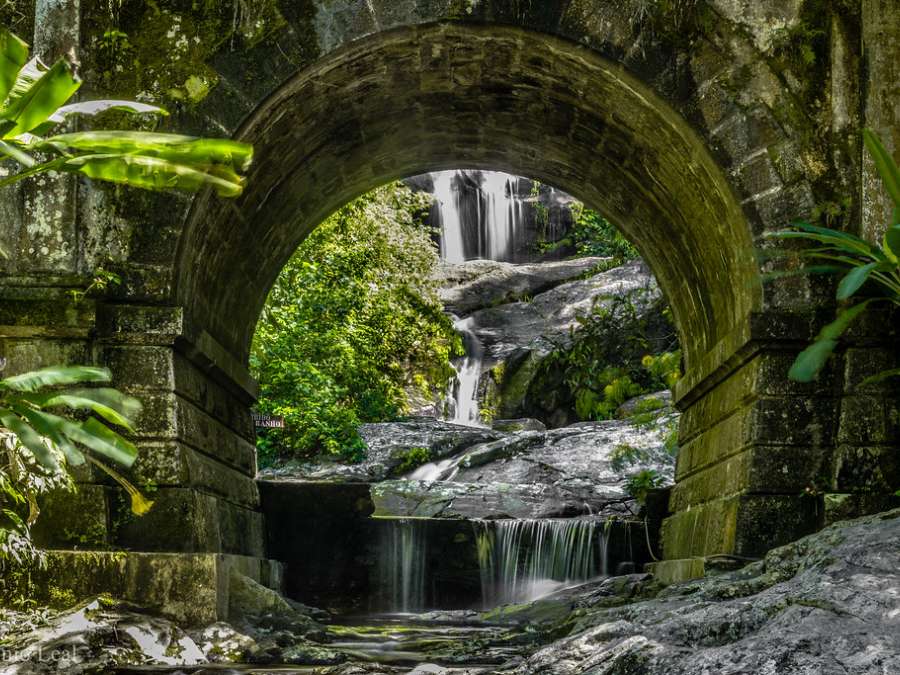 آبشار کاسکاتینها در پارک ملی تیجوکا - نارون اکوتور