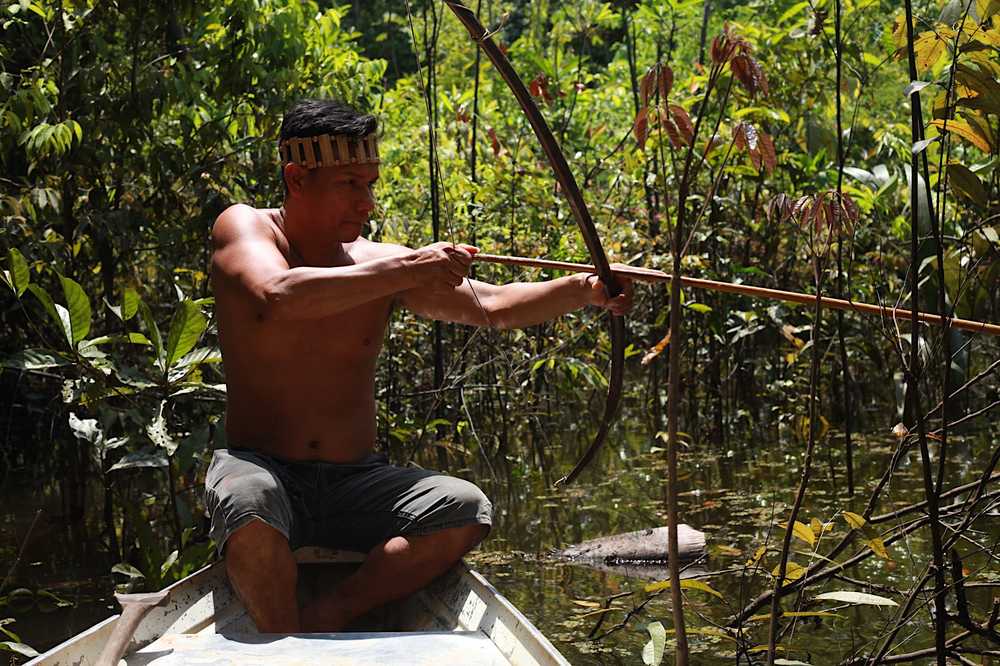 یک شکارچی از قبایل بدوی آمازون - نارون اکوتور