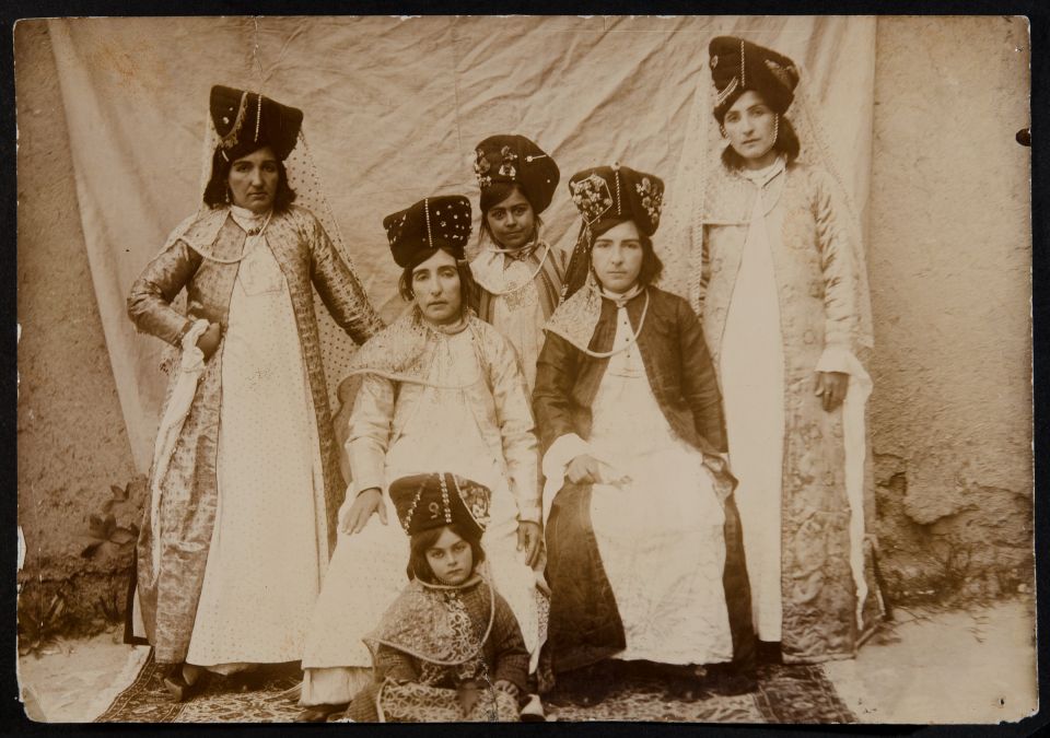 خانواده ای در لباس شیرازی در زنگبار - نارون اکوتور