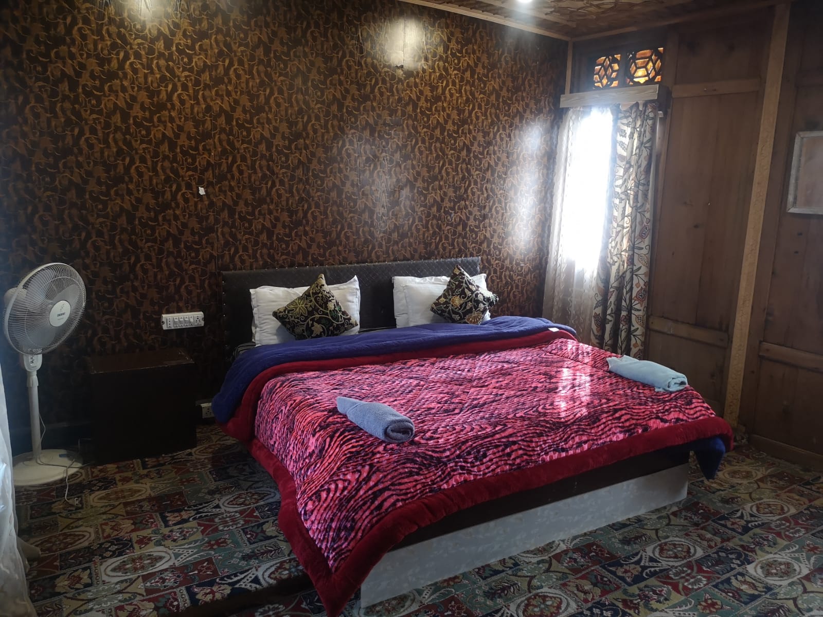 اتاق خانه قایقی داندو در کشمیر