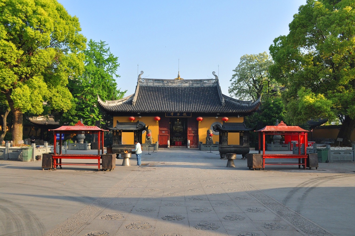 معبد لونگ‌هوا (Longhua Temple)