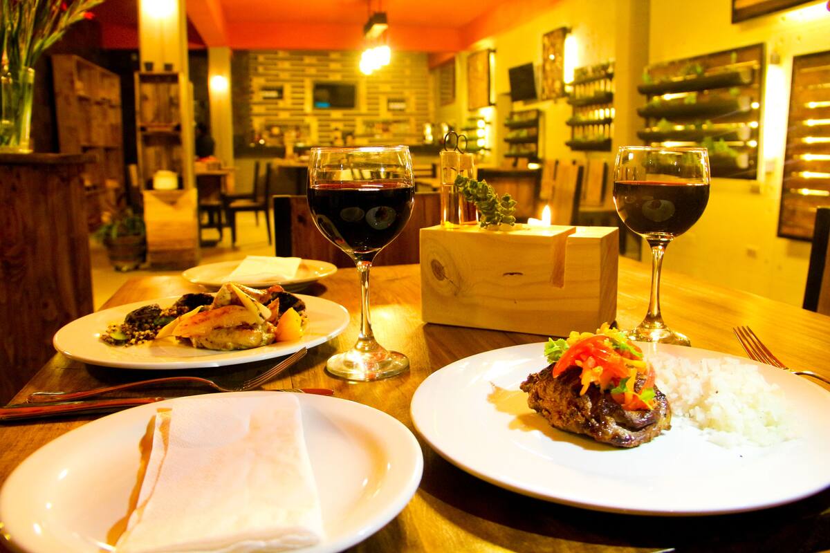 در نزدیکی گورستان قطارها کجا غذا بخوریم؟