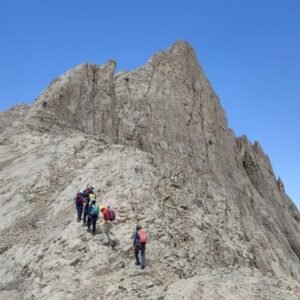 صعود قله آزادکوه؛ شاهزاده گردن‌کج از مسیر وارنگه‌رود (۴۳۵۵ متر)