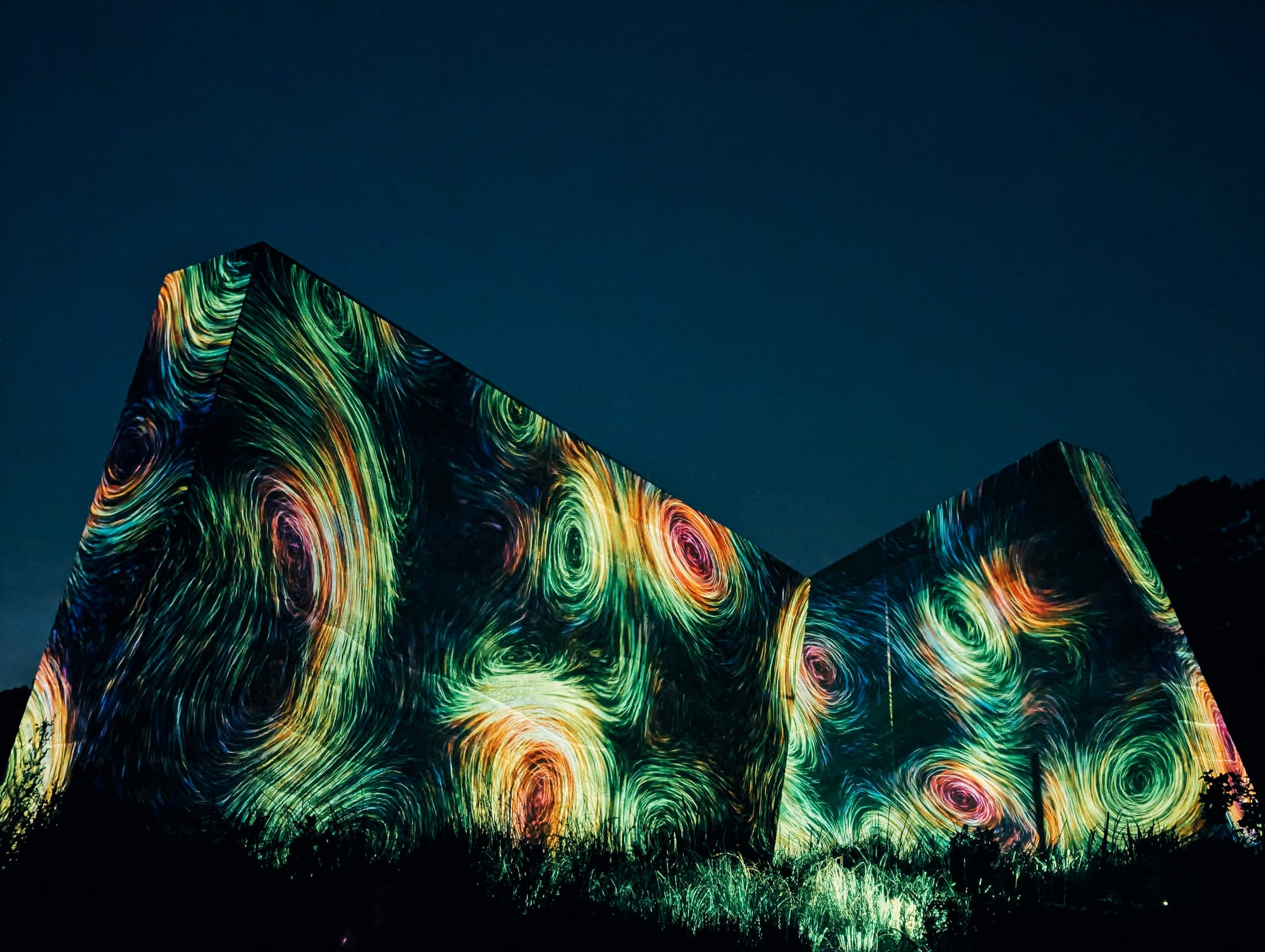 مجسمه‌های پرندگان در باد