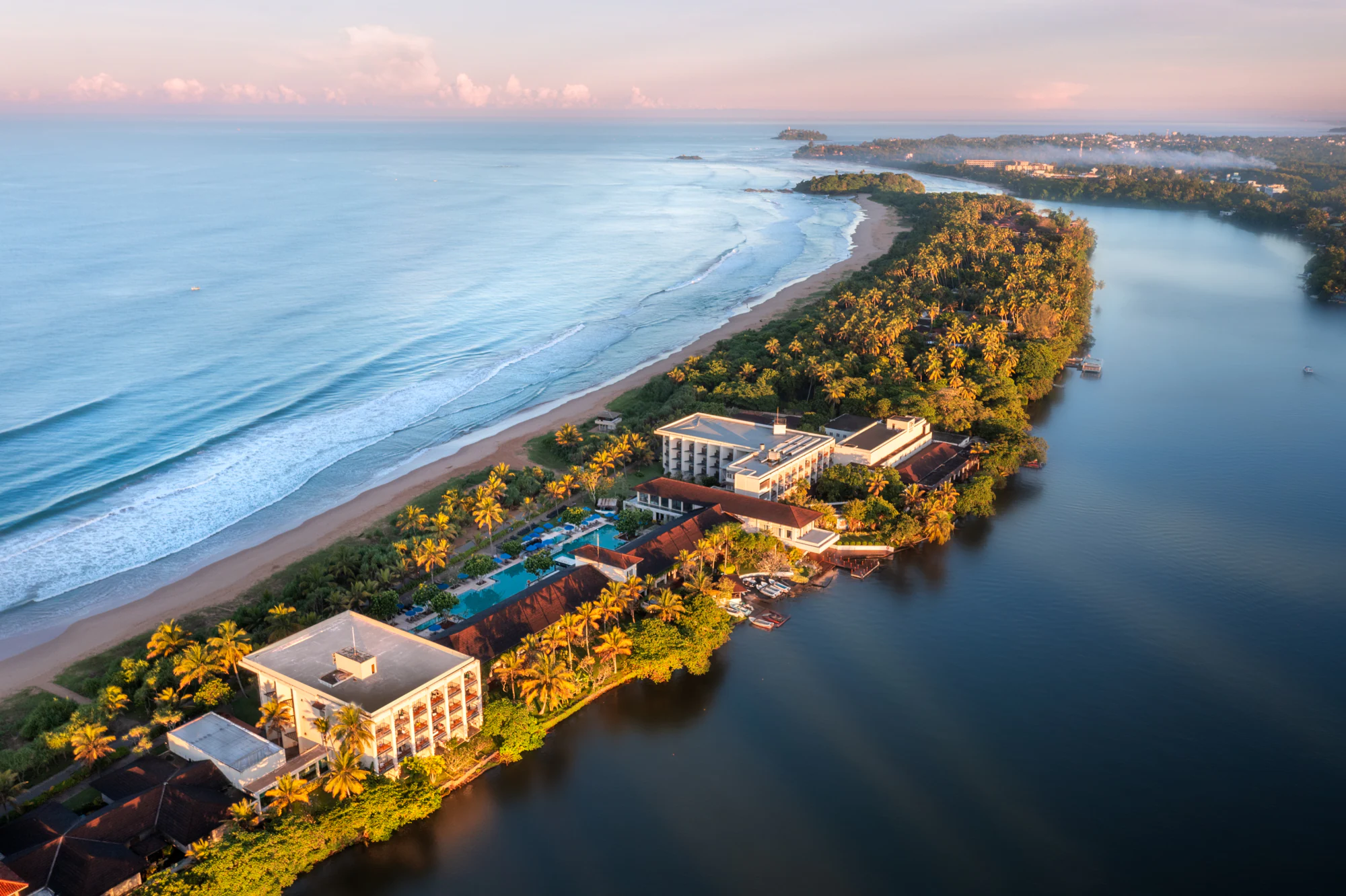 فانوس عظیم‌الجثه به شکل اژدهای سنتی چینی با نورپردازی داخلی خیره‌کننده در شب سال نو.