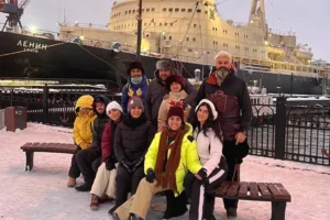عکس دسته جمعی در کنار کشتی یخ شکن لنین