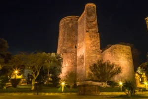 برج دختر باکو در شب