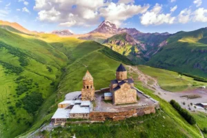 کلیسای گرگتی بر فراز کوهستان
