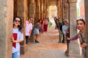 عکس یادگاری همسفران نارون در قطب منار