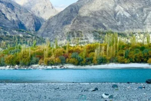دریاچه زیبا در دره شیگر