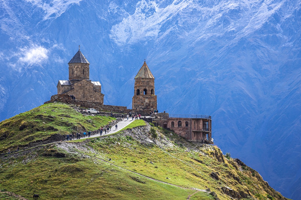 کلیسای گرگتی و چشم‌انداز قله کازبک