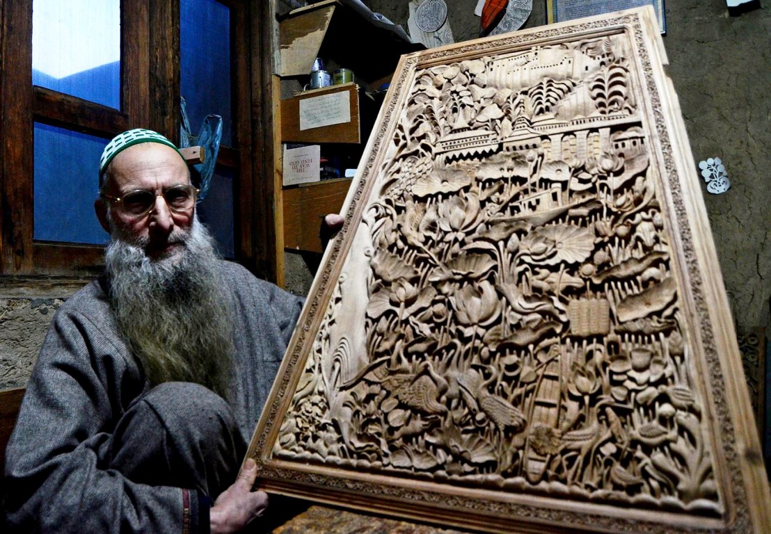 سوغاتی کشمیر: کنده‌کاری روی چوب گردو