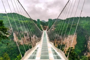 بلندترین پل شیشه‌ای دنیا در گرندکنیون چین