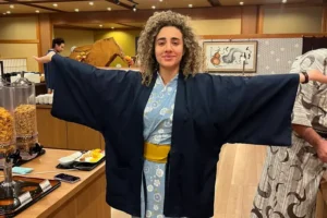 همسفر نارون در لباس کیمونو