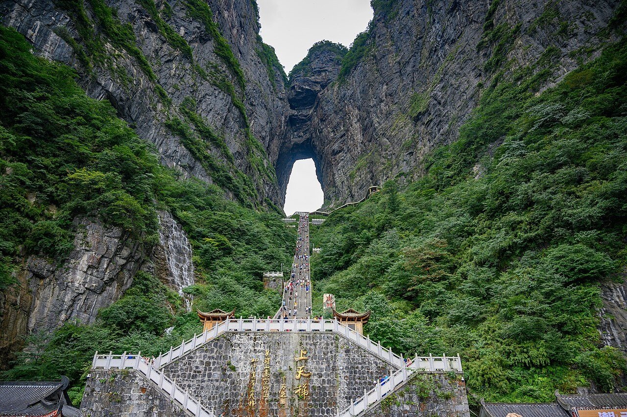Tianmen_38330-Zhangjiajie_(49047525877)_11zon