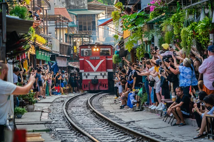 hanoi-train-street (1)