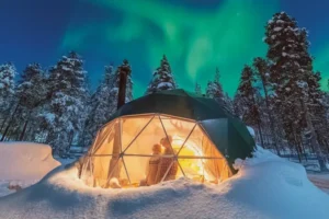 شفق از ایگلو زیبای شیشه ای